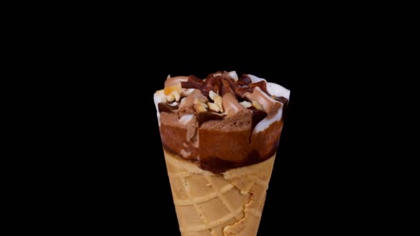 Chocolade en vanille ijs in kegel draaien op zwarte achtergrond. 4k - Video