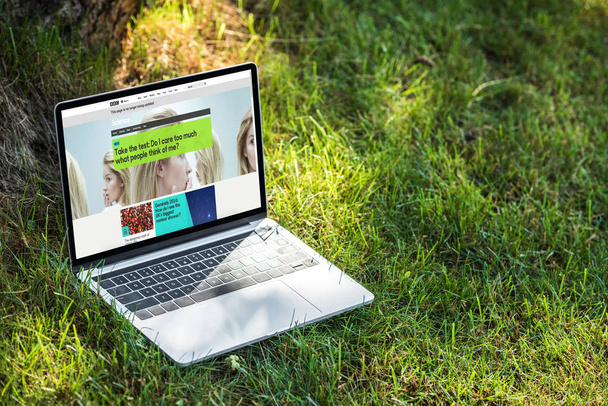 close up view of laptop with bbc science website on grass outdoors  - Foto, Bild