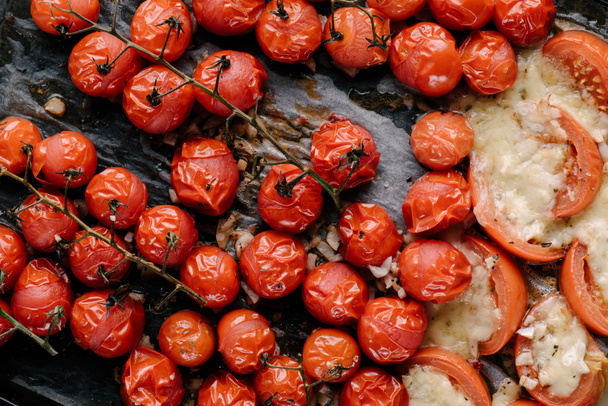 Gebakken cherry tomaten met knoflook en kaas - Foto, afbeelding