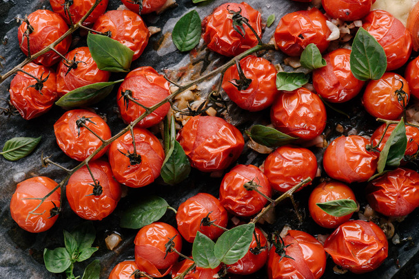 Vista de cerca de tomates horneados con aceite y ajo
 - Foto, Imagen