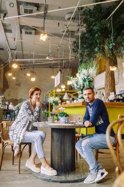 Young couple sitting in loft cafe - Zdjęcie, obraz