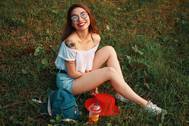 Urbano bella ragazza prendendo una pausa sana nel parco riposo
  - Foto, immagini