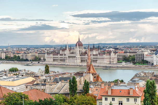 Nádherný pohled na budovy maďarského parlamentu a střechy z Budapešti - Fotografie, Obrázek