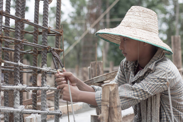 Kinder werden gezwungen, auf dem Bau zu arbeiten., Gewalt gegen Kinder und Menschenhandel Konzept, Anti-Kinderarbeit, Tag der Rechte am 10. Dezember. - Foto, Bild