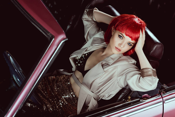 美しいスタイリッシュな若い女性古典的な車に座っていると、カメラ目線のハイアングル - 写真・画像