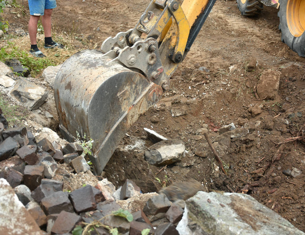 Excavatrice utilisée pour déterrer les souches d'arbres et les racines dans la ville
 - Photo, image