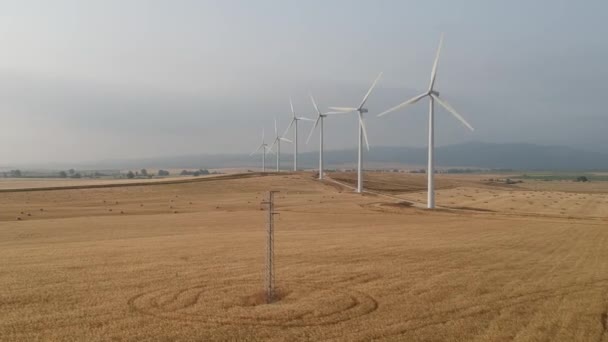 Letecký pohled na pobřežní větrné farmy ve Španělsku za slunečného dne - Záběry, video