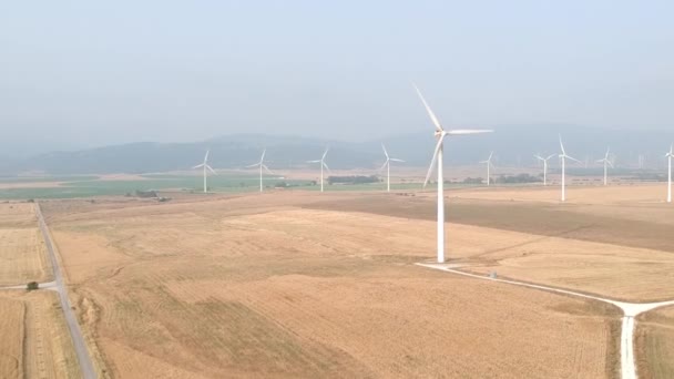 Luchtfoto van een aanlandige wind boerderij in Spanje op een zonnige dag - Video