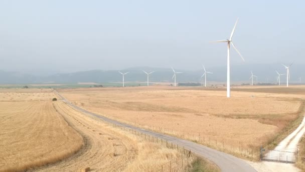 Güneşli bir günde bir kıyıda rüzgar çiftliği-İspanya'nın havadan görünümü - Video, Çekim