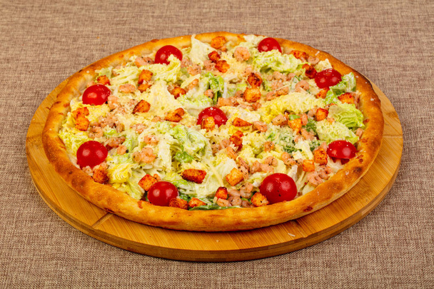 Pizza César aux crevettes et feuilles de salade
 - Photo, image