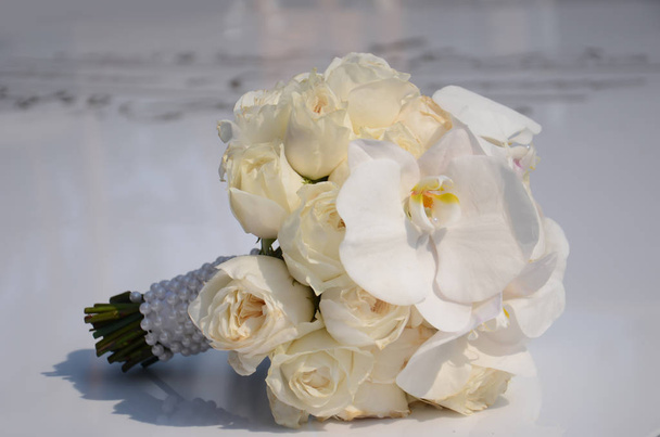 Nádherná kytice nevěsty z bílé růže a orchideje s perličková dekorace. Jemná luxusní kytice nevěsty - Fotografie, Obrázek