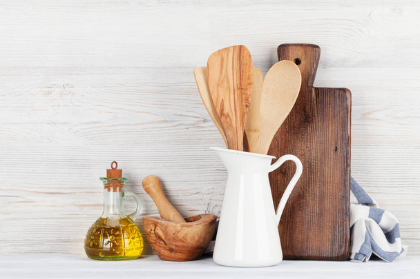 Küchenutensilien vor einer Holzwand mit Platz für Ihren Text - Foto, Bild