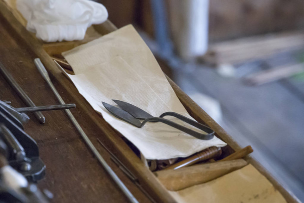 Cierre de tijeras de coser tumbadas sobre mesa de madera
 - Foto, imagen