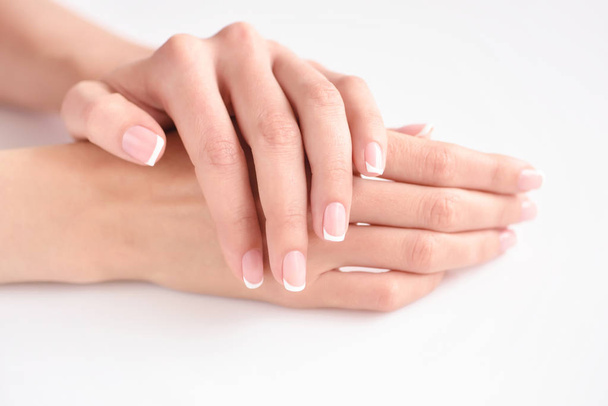 Belas mãos de mulher com manicure francês
 - Foto, Imagem