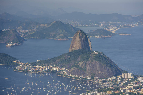 Gyönyörű táj, a Pao de Acucar (Sugar Loaf Mountain) látható a Cristo Redentor (Krisztus a Megváltó) fel Morro do Corcovado (Corcovado-hegy), Rio de Janeiro, Brazília - Fotó, kép