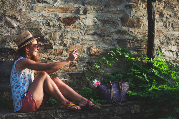 Turisztikai nő fotózni utazási selfie smartphone a nyári nyaralás - Fotó, kép