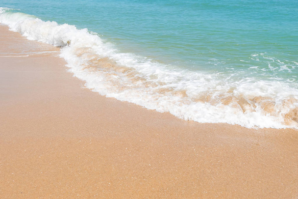 HDR laukaus meren rannalla aalto ja valkoinen hiekka kesäpäivänä Thaimaassa (valikoiva painopiste ja valkoinen tasapaino / väri sävy muutos
 ) - Valokuva, kuva