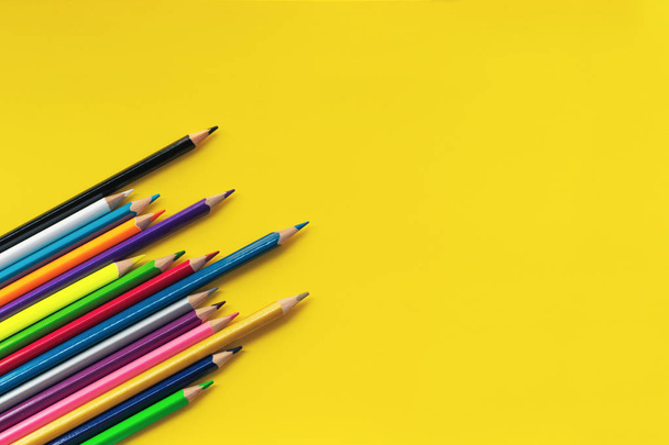 Concept de communication communautaire. Groupe de crayons sur fond jaune avec espace de copie
 - Photo, image