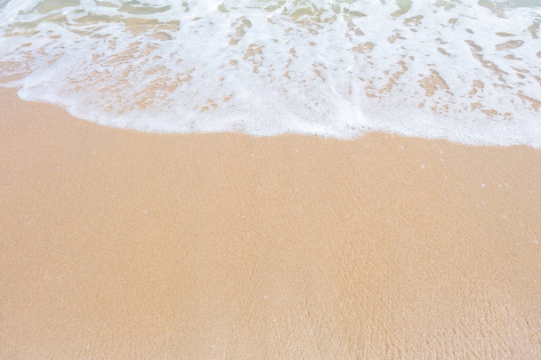 HDR laukaus meren rannalla aalto ja valkoinen hiekka kesäpäivänä Thaimaassa (valikoiva painopiste ja valkoinen tasapaino / väri sävy muutos
 ) - Valokuva, kuva