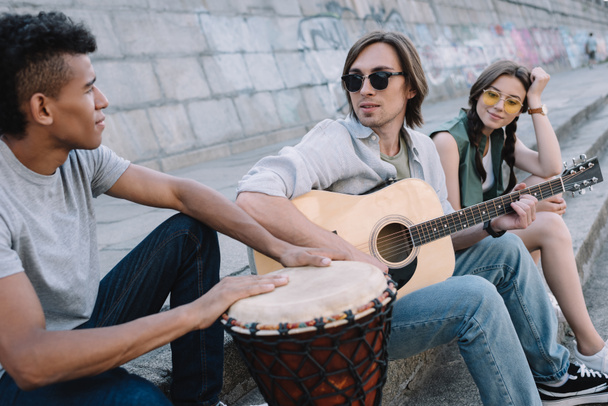 Jovens multirraciais realizando concerto musical na rua
 - Foto, Imagem