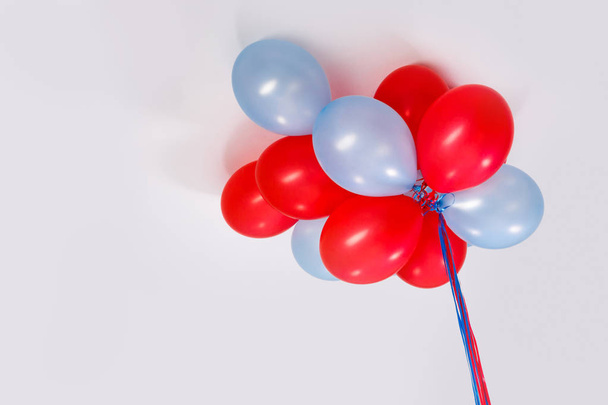 Colorful balloons stuck under the ceiling - Φωτογραφία, εικόνα