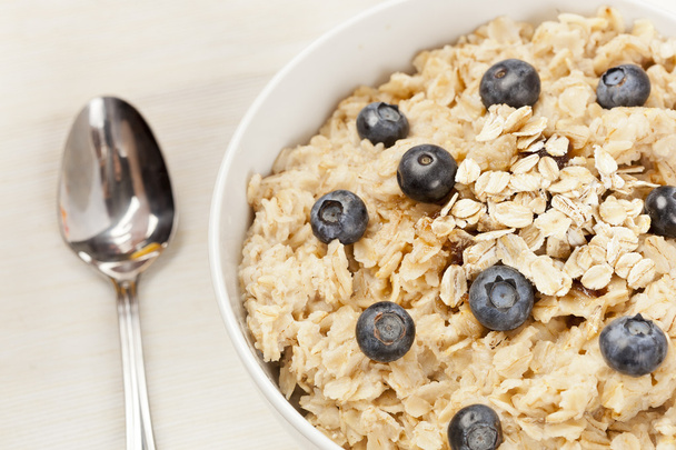 Organic Cooked oatmeal with blueberries - Foto, afbeelding