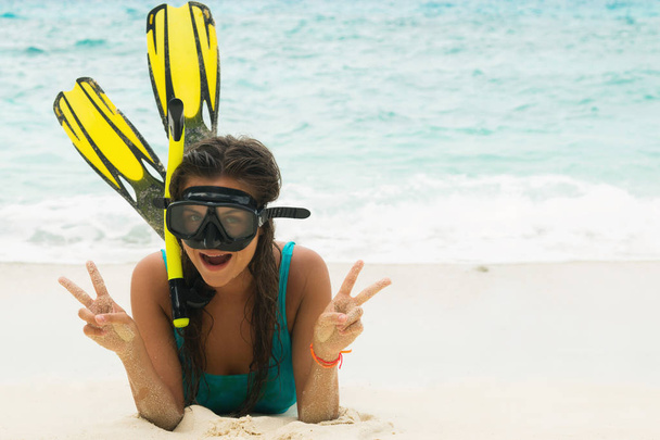 Beautiful woman with mask and flippers for snorkeling on beach - Foto, Imagen