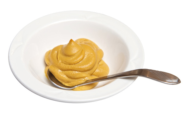moutarde dans un ramequin avec une cuillère isolée contre le blanc
 - Photo, image