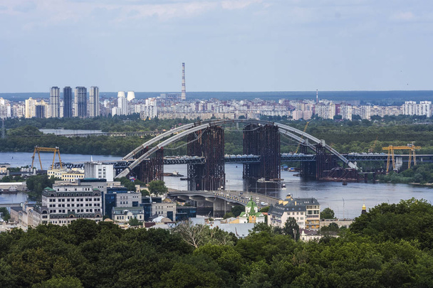 Pont rouillé inachevé à Kiev, Ukraine
 - Photo, image