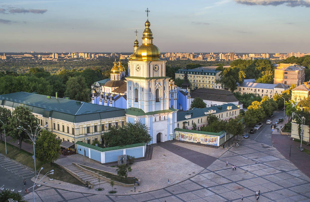 Kiev, Ucraina. Cupole del Monastero di San Michele a cupola d'oro e del fiume Dniepr vista panoramica sulla città
 - Foto, immagini