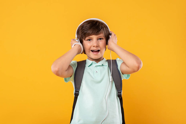 Inspired schoolboy listening to music - Foto, Bild