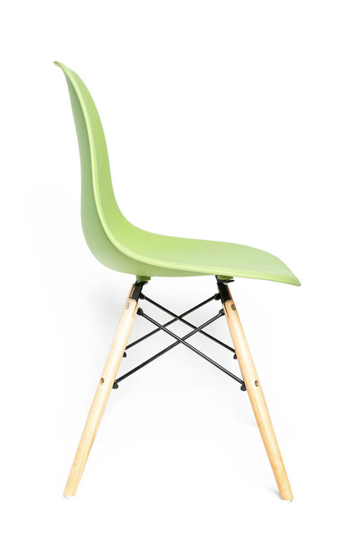 Silla moderna verde con patas de madera aisladas sobre fondo blanco
 - Foto, imagen