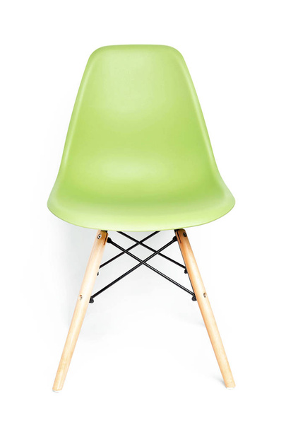 Cadeira moderna verde com pernas de madeira isoladas no fundo branco
 - Foto, Imagem