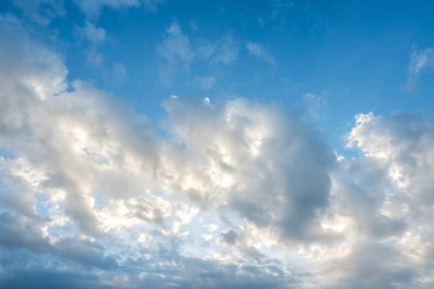 Beau ciel bleu et blanc nuageux, ciel bleu d'été et de nombreux nuages dans la matinée lumineuse
. - Photo, image