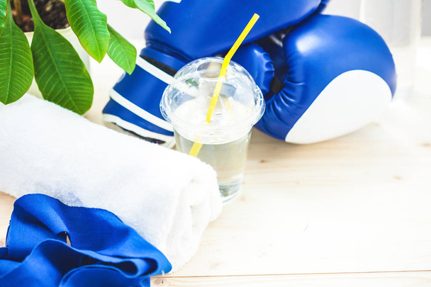 set for sports, a yoga mat, a towel, boxing gloves and a bottle of water on a light background. The concept of a healthy lifestyle. - Foto, Bild