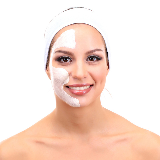mladá žena s clay obličejové masky, izolované na bílém - Fotografie, Obrázek