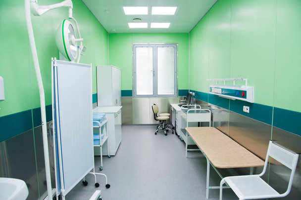 Interieur des Operationssaals in der modernen Klinik - Foto, Bild
