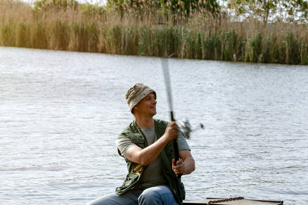річковий рибальський портрет людини, що ловить рибу в човні
 - Фото, зображення