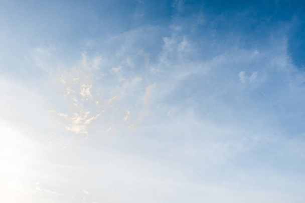 Летнее голубое небо и белая облачность и солнечный свет во второй половине дня
. - Фото, изображение