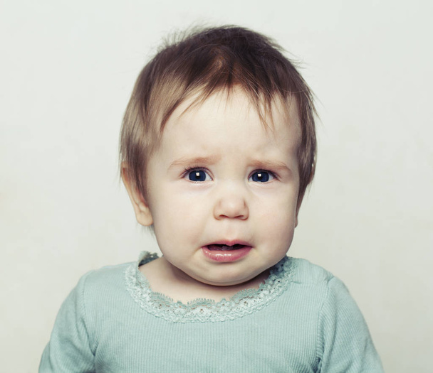 Pequena menina chorando. Criança triste
 - Foto, Imagem