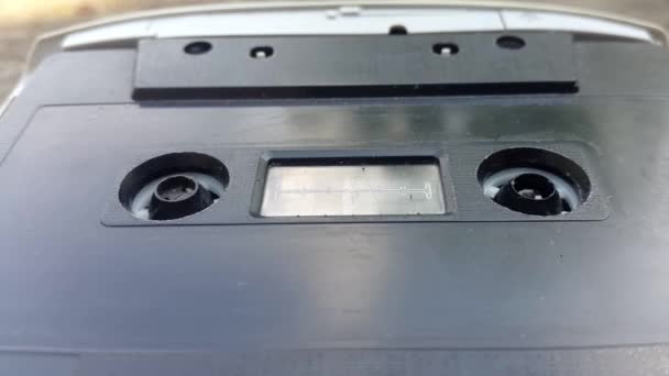 Vintage czarne kasety Audio w magnetofonie obraca się - Materiał filmowy, wideo