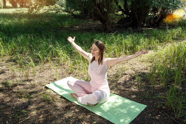 saldo van uw leven - het beoefenen van yoga in de natuur - Foto, afbeelding