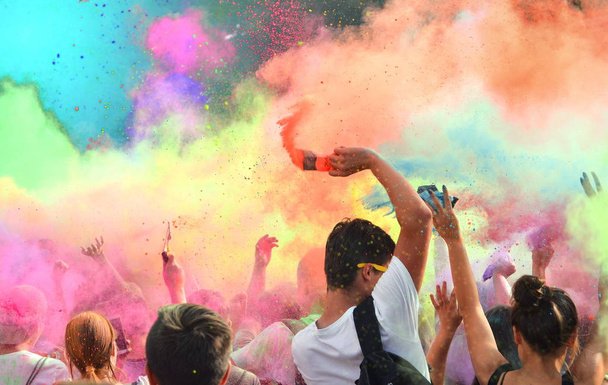 Kraków, Polen - 28 juni, 2018. Mensen dansen en vieren tijdens festival van muziek en kleuren. - Foto, afbeelding