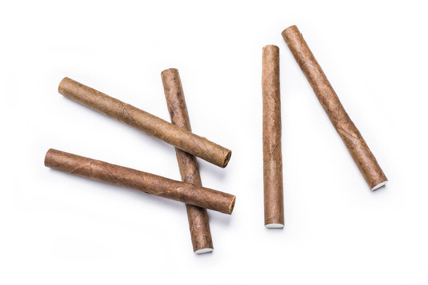 Macro van een puinhoop van vijf cigarillo's geïsoleerd op witte achtergrond - Foto, afbeelding