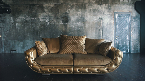 Πολυτελές Καπιτονέ καναπές στο στούντιο σε χρυσό χρώμα - Πλάνα, βίντεο