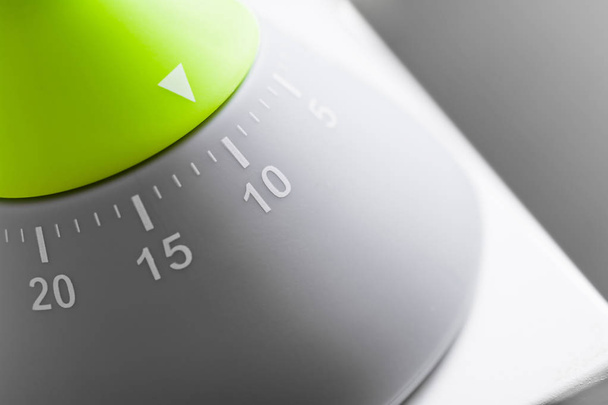 10 minutos - Verde analógico - Temporizador de huevo de cocina gris en la mesa blanca
 - Foto, Imagen