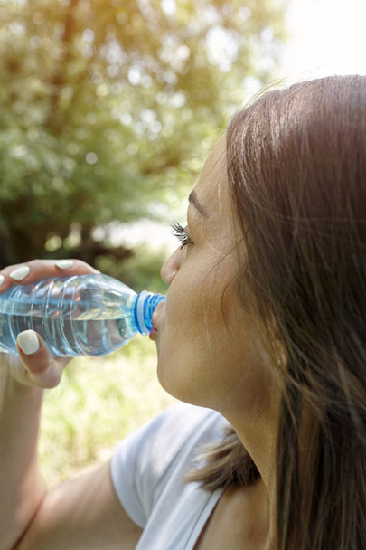 υγιεινό νερό-γυναίκα πίνοντας φρέσκο νερό - Φωτογραφία, εικόνα
