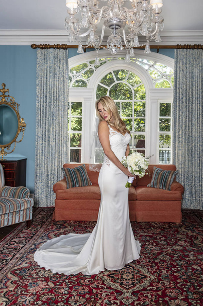 eine schöne blonde Braut posiert für ihre Brautporträts - Foto, Bild
