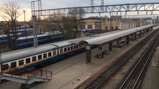 Gomel, Belarus. Tren ve Tren İstasyonu Platformu - Video, Çekim