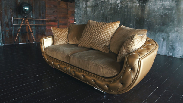 canapé moderne en cuir doré dans le loft
 - Séquence, vidéo